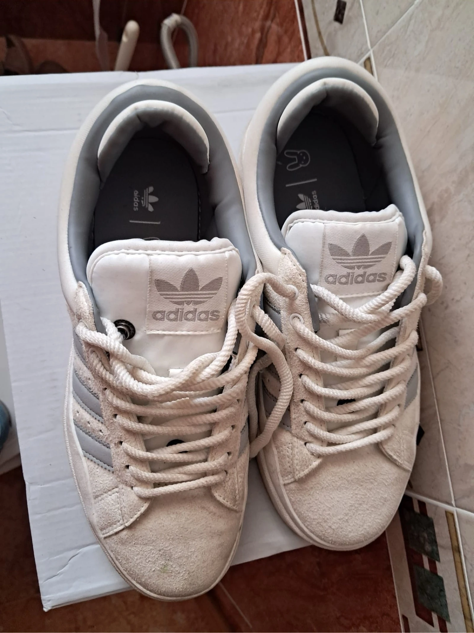 Zapatillas campus bad bunny grises y blancas  – photo 4